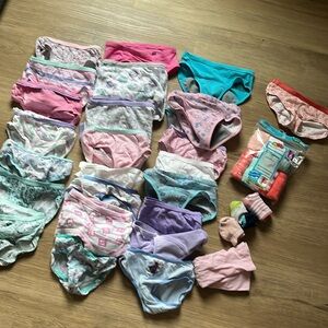 Kids girls panties fruit of loom/frozen size: 4T/5T and 6